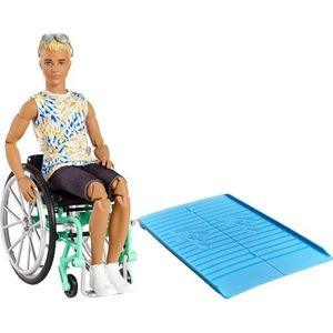 Ken Fashionistas Pop 167 met rolstoel en oprijplank in shirt met tie-dye, zwarte shorts, witte sneakers en zonnebril, speelgoed voor kinderen van 3 tot 8 jaar oud