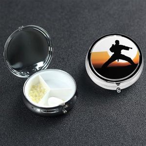 Karate Silhouette Pillendoosje met 3 compartimenten voor portemonnee of zak, kleine medicijnorganizer met spiegel, reispillendoos, decoratieve metalen vitaminecontainer, uniek cadeau