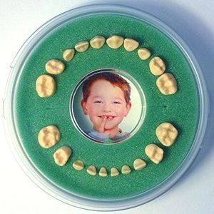 Firsty Melktanddoos Round Magnetic (groen, jongens/meisjes) Duits, inclusief koelkastmagneet en stickers. Wordt elke vrijdag verzonden (besteld voor 13.30 uur)