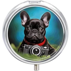Franse Bulldog Puppy met Camera Pillendoos voor Pocket Ronde Pillendoos 3 Compartiment Decoratieve Draagbare Reizen Pillenhouder Tablet Vitamine Organizer Mini Pillendoosje