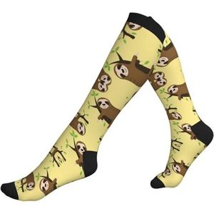 KoNsev Leuke luiaards op gele citroenen compressie sokken voor vrouwen mannen ondersteuning sokken knie hoge verpleegkundigen, zwangerschap, hardlopen, vliegen, Zwart, Eén Maat