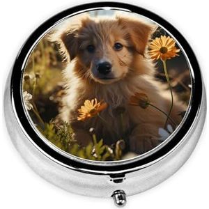 Puppy op gras Print Ronde Pillendoos Leuke Mini Metalen Pillendoosje met 3 Compartimenten Draagbare Reizen Pillendoos Geneeskunde Organizer voor Pocket Portemonnee