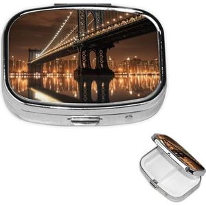 Pillendoosje Reizen Pillendoos met 2 Compartimenten Kleine Pillenetui voor Portemonnee & Pocket Draagbare Geneeskunde Organizer New York Manhattan Bridge Night Leuke Ronde Pillencontainer voor