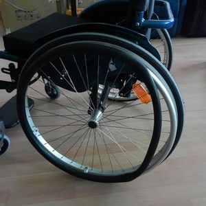 Rolstoel duwwielhoezen, 61 cm rolstoel duwvelghoezen, antislip slijtvaste handdrukhoes, achterwiel sport rolstoelhoes, verbeterde grip en tractie, 1 paar (kleur: zwart)