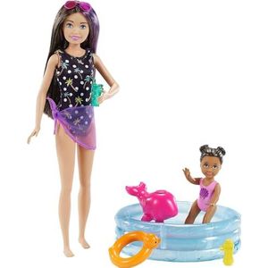 Barbie Skipper Babysitters Inc. Poppen en Speelset met Babysitting Skipper Pop, kleine peuterpop met badpak dat van kleur kan veranderen, en accessoires voor kinderen van 3 tot 7 jaar