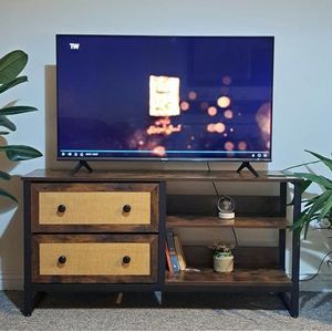 YITAHOME TV-kast, industriële tv-tafel met plank voor tv tot 60 inch, zware metalen frame tv-console voor woonkamer, rotan geweven salontafel, rustiek bruin