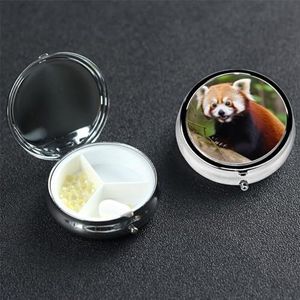 Kleine pillendoos 3 compartimenten kleine rode panda dier pillendoos voor zak of portemonnee decoratieve metalen pillenorganizer draagbare reizen pillendoos ronde geneeskunde vitamine houder uniek