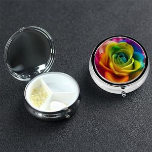 Regenboog Bloem Pil Doos 3 Compartiment Ronde Draagbare Pil Case voor Pocket of Portemonnee Pil Houder Wekelijkse Pil Organizer Decoratieve Metalen Geneeskunde Vitamine Organizer Reizen Gift