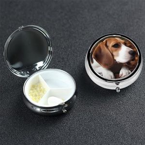 Leuke Beagle Pil Doos 3 Compartiment Ronde Draagbare Pil Case voor Pocket of Portemonnee Pil Houder Wekelijkse Pil Organizer Decoratieve Metalen Geneeskunde Vitamine Organizer Reizen Gift