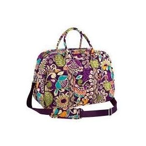 Vera Bradley Grand Traveler Bag, Plum Crazy met patroon interieur, 21"" x 14½"" x 9½"" with 7"" strap drop and 52½"" removable strap, Grote reiziger