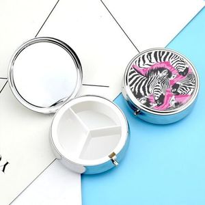 Pillendoosje pillendoosje voor vrouwen, wekelijkse pillenorganizer met 3 compartimenten, zebracollagepatroon, kleine pillendoos pillencontainer, draagbare vitaminehouderdozen voor op reis,