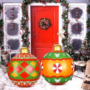 KAHEIGN 2 stuks gigantische opblaasbare kerstballen, 60 cm rood groen opblazen decoratie bal PVC opblaasbare vakantie ornament voor kerst indoor outdoor huis tuin gazon tuin veranda decoratie
