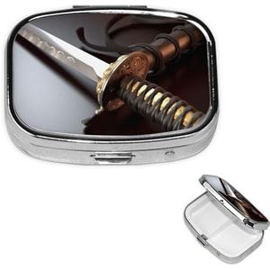 Pillendoosje met spiegel, retro pillendoosje met 2 compartimenten, Japan Samurai Zwaard Kleine Pillenorganizer voor portemonnee of zak, decoratieve metalen medicijnen, vitamine-organizer, unieke