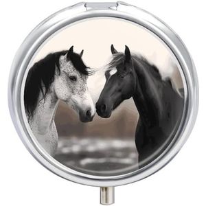 Draagbare Pillendoos Pil Case Zwart en Wit Paarden Reizen Pillendoos Kleine Pil Case Dagelijkse Pil Container Pil Organizer Pocket Geneeskunde Doos Leuke Pil Case
