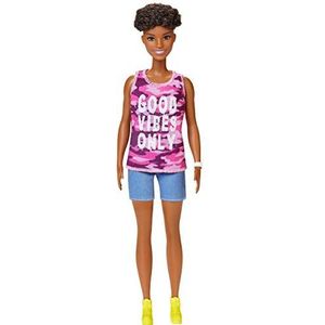 Barbie Fashionistas Pop 128 met kort, gekruld bruin haar en camouflage-tanktop met 'Good Vibes Only'-print, shorts en accessoires, voor kinderen van 3 tot en met 8 jaar