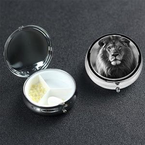 Kleine pillendoos draagbare pillendoosje 3 compartimenten metalen pillenhouder organizer schattige Afrikaanse leeuw zwart en wit reizen pillendoos voor portemonnee zak