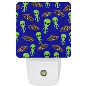 Groene UFO Aliens Warm Wit Nachtlampje Plug In Muur Schemering naar Dawn Sensor Lichten Binnenshuis Trappen Hal