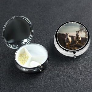 Paard Op Berg Pillendoosje Draagbare Metalen Pil Doos 3 Compartiment Pil Organizer Leuke Reizen Pil Container Vitamine Organizer voor Portemonnee Pocket Reiscadeau