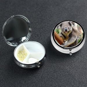 Kleine Pillendoos Draagbare Pillendoosje 3 Compartiment Metalen Pil Vitaminen Houder Organizer Leuke Leuke Koala Reizen Pillendoos voor Portemonnee Pocket