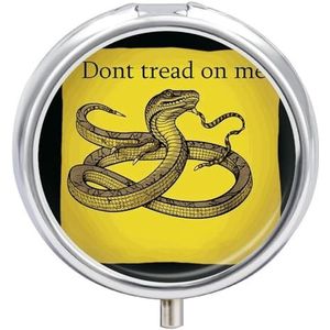 Dont Tread on Me Pillendoosje 3 Compartiment Reizen Pillenorganisator 3 keer per dag Leuke Mini Pillenetui voor Portemonnee & Pocket Draagbare Metalen Medicijndoos met Spiegel Ronde Dagelijkse