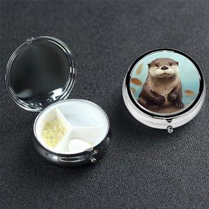 Pillendoosje Ronde Pillendoos Pil Organiseren met 3 Compartimenten Leuke Otter Medicine Organizer Box Waterdichte Kleine Pillendoos voor Reizen Metalen Pillencontainers voor Medicatie Planner