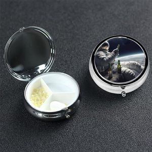 Pillendoosje Ronde Pillendoos 3 Compartimenten Pillenorganisator Astronaught met bier Kleine Pil Case Waterdichte Geneeskunde Organizer Doos voor Reizen Pillencontainers Vitamine Organizer voor