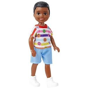 Barbie Chelsea Pop, kleine pop met rood haar en blauwe ogen, in bloemetjesjurk en schoenen die aan en uit kunnen) HNY58