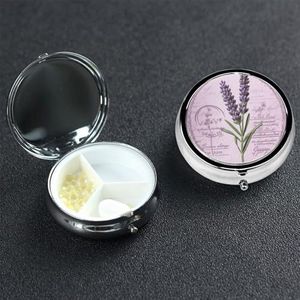 Lavendel Stempel Pillendoos met Spiegel 3 Compartimenten Decoratieve Pillenetui voor Portemonnee of Zak Kleine Ronde Pillenorganisator Wekelijkse Metalen Geneeskunde Tablet Vitamine Houder Reiscadeau
