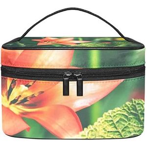 Rode Tulp Bloem Veld Groene Bladeren Make-up Organizer Bag, Reizen Make-up Tas Organizer Case Draagbare Cosmetische Tas voor Vrouwen en Meisjes Toiletartikelen, Meerkleurig, 22.5x15x13.8cm/8.9x5.9x5.4in