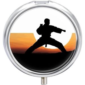 Pillendoos Ronde Karate Silhouet Pil Case 3 Compartiment Geneeskunde Pil Organizer voor Portemonnee & Pocket Draagbare Reizen Pillendoos Geneeskunde Vitamine Kabeljauw Leverolie Opbergdoos Organizer