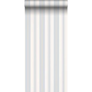 behang strepen vergrijsd blauw 53 cm x 10.05 m - van Sanders & Sanders