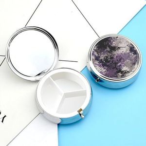 Pillendoosje pillendoosje voor vrouwen, wekelijkse pillenorganizer met 3 compartimenten, paarse achtergrond, kleine pillendoos, pillencontainer, draagbare vitaminehouderdozen voor op reis,