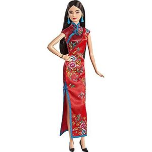 Barbie Signature Chinees Nieuwjaar Pop (Brunette van 30 cm) met Rode Qipao met Accessoires, verzamelbaar cadeau voor kinderen en verzamelaars