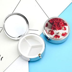 Pillendoosje pillendoosje voor vrouwen, wekelijkse pillenorganizer met 3 compartimenten, bloemen op achtergrond, kleine pillendoos, pillendoos, draagbare vitaminehouderdozen voor op reis,