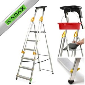 KADAX Aluminium ladder, staande ladder met leuning, trapladder belastbaar tot 150 kg, ladder in 3 versies, inklapbare huishoudladder met vak voor borstel en antislipvoeten (6 treden)
