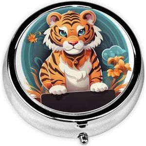 Welkom Het Jaar van de Tijger Print Ronde Pillendoos Leuke Mini Metalen Pil Case met 3 Compartimenten Draagbare Reizen Pillendoos Geneeskunde Organizer voor Pocket Portemonnee