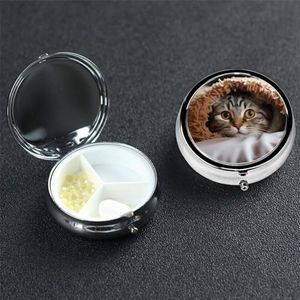 Pillendoosje Ronde Pillendoos Pil Organiseren met 3 Compartimenten Kat Onder Deken Geneeskunde Organizer Box Waterdichte Kleine Pillendoos voor Reizen Metalen Pillencontainers voor Medicatie Planner