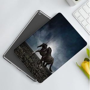 CONERY Hoesje compatibel met iPad 10,2 inch (9e/8e/7e generatie) paarden, paarden lopen op geploegd veld in stormachtig donker weer hemel paardensport concept, blauw, slanke slimme magnetische hoes