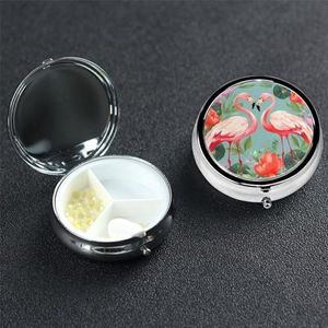 Flamingo Liefde Bloemen Pillendoos 3 Compartiment Ronde Draagbare Pillenhoes voor Pocket of Portemonnee Pil Houder Wekelijkse Pil Organizer Decoratieve Metalen Geneeskunde Vitamine Organizer