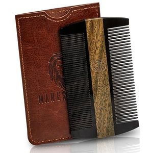 Premium natuurlijke oshoorn en sandelhout baardkam Dual-Action | Dubbelzijdige baard- en snor kam met bruine beschermhoes | Perfecte verzorging metgezel & cadeau voor mannen - by Man & Mane