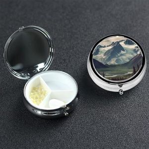 Alaska Mountains Pillendoosje met 3 vakken, rond, draagbaar, voor zak of portemonnee, kleine wekelijkse medicijnplanner, pillendoos met spiegel, decoratieve metalen vitaminehouder, geschenken