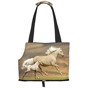 Mooi paard met een veulen springen op een groen gras, huisdier carrier handtassen, schoudertas, opvouwbare draagtas voor huisdier