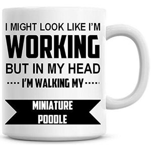 Ik zou kunnen lijken alsof ik aan het werk ben, maar in mijn hoofd loop ik mijn miniatuur poedel koffiemok