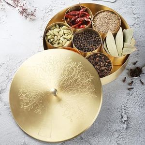 Ajuny Handgemaakte Messing Specerijendoos 20 cm Goudkleurig met Gegraveerde Deksel – Ronde Decoratieve Masala Opbergbox met 7 Uitneembare Bakjes & Lepel, Ideaal voor Kruiden en Specerijen