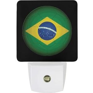 Brazilië Voetbal Vlag Warm Wit Nachtlampje Plug In Muur Schemering naar Dawn Sensor Lichten Binnenshuis Trappen Hal