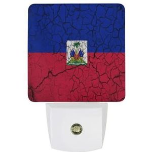 Vintage Haïti Vlag Warm Wit Nachtlampje Plug In Muur Schemering naar Dawn Sensor Lichten Binnenshuis Trappen Hal