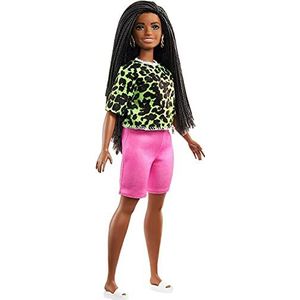 Barbie Fashionistas Pop 144 met lange bruine vlechten en een neongroene top met dierenprint, roze shorts, witte sandalen en oorbellen, speelgoed voor kinderen van 3 tot 8 jaar