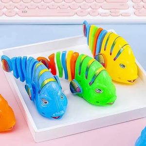 Clockwork Swinging Cartoon Fish Toys, 4 stks Vissen Zwemmen Bad Speelgoed, Plastic Wiggle Vis Speelgoed, Levendige en Mooie Ontwerp Ouder-Kind Interactief Speelgoed, Willekeurige Kleur