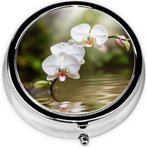 Witte orchidee in de vijver bedrukte ronde pillendoos, klikdeksels, pillendoos voor reizen, mini draagbare pillenorganizer voor lange termijn om mee te nemen in zakken, portefeuilles, reizen, werk