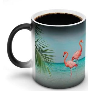 Flamingo staande in de heldere blauwe zee warmte veranderende koffiemok keramische warmtegevoelige magie grappig cadeau voor vrouwen mannen 12 oz